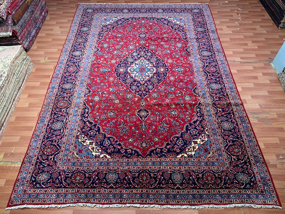 9’6” × 13’11” Handgeknoopt wollen Perzisch tapijt – Rood met marineblauwe rand en centraal medaillon