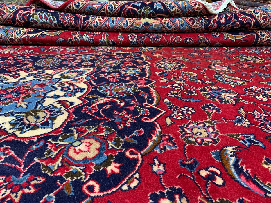9’6” × 13’11” Handgeknoopt wollen Perzisch tapijt – Rood met marineblauwe rand en centraal medaillon