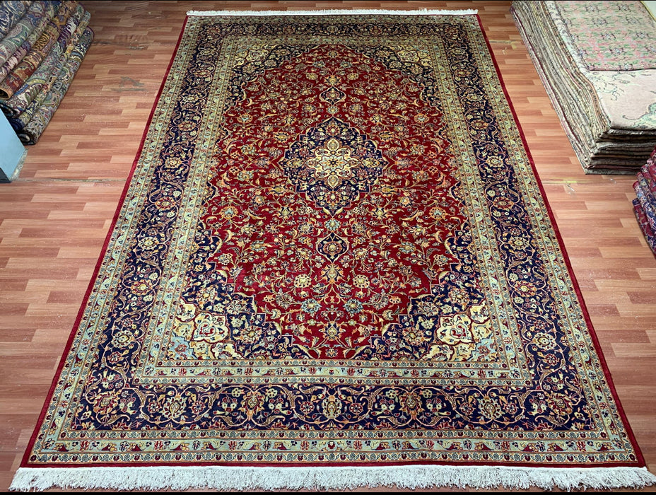 9'6" × 13'10" Handgeknoopt Perzisch wollen tapijt – Rood veld met marineblauwe & ivoorkleurige bloemenrand