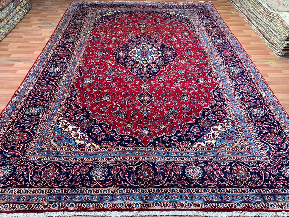 9’6” × 13’11” Handgeknoopt wollen Perzisch tapijt – Rood met marineblauwe rand en centraal medaillon
