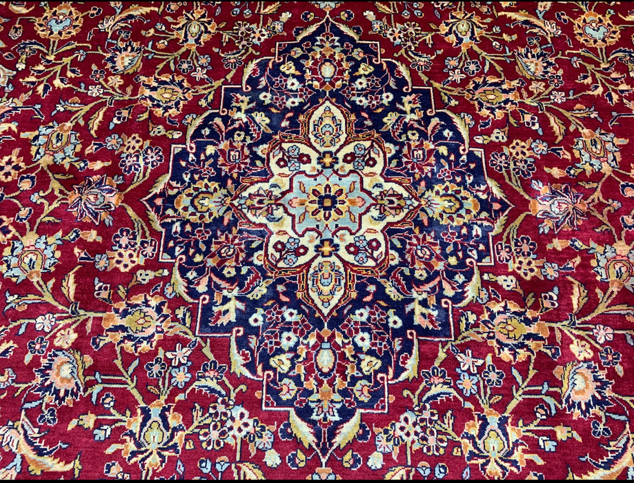 9'6" × 13'10" Handgeknoopt Perzisch wollen tapijt – Rood veld met marineblauwe & ivoorkleurige bloemenrand