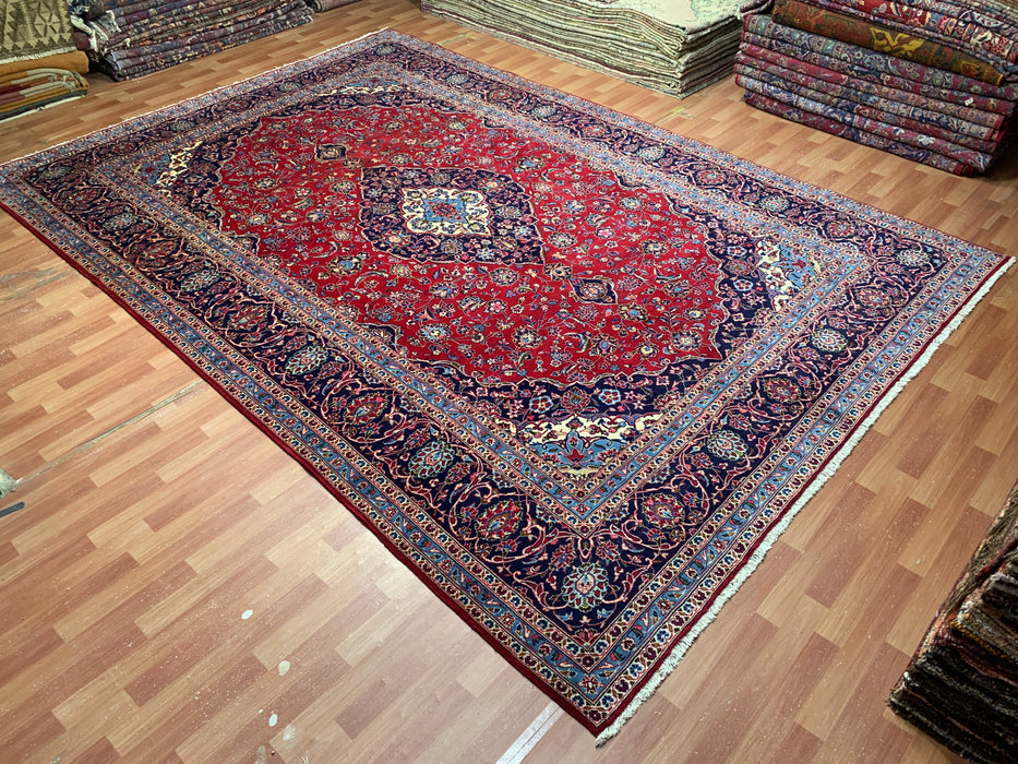 9’6” × 13’11” Handgeknoopt wollen Perzisch tapijt – Rood met marineblauwe rand en centraal medaillon