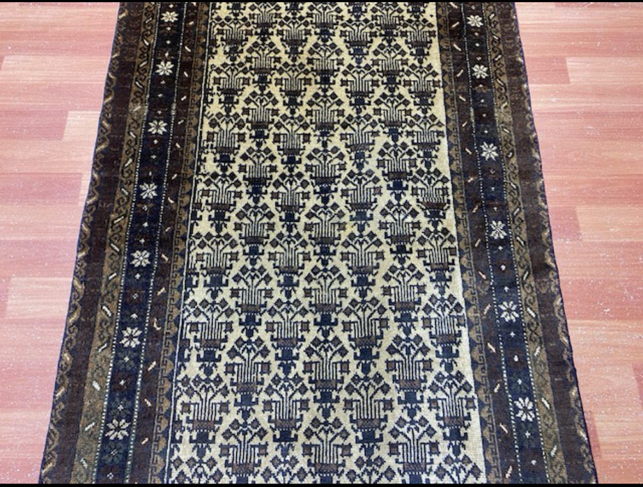 100 × 175 cm handgeknoopt Baluch wollen tapijt – Ivoor & Indigo geometrisch motief