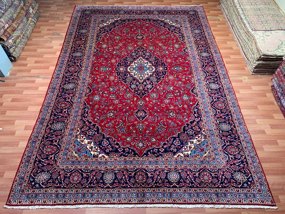 9’6” × 13’11” Handgeknoopt wollen Perzisch tapijt – Rood met marineblauwe rand en centraal medaillon